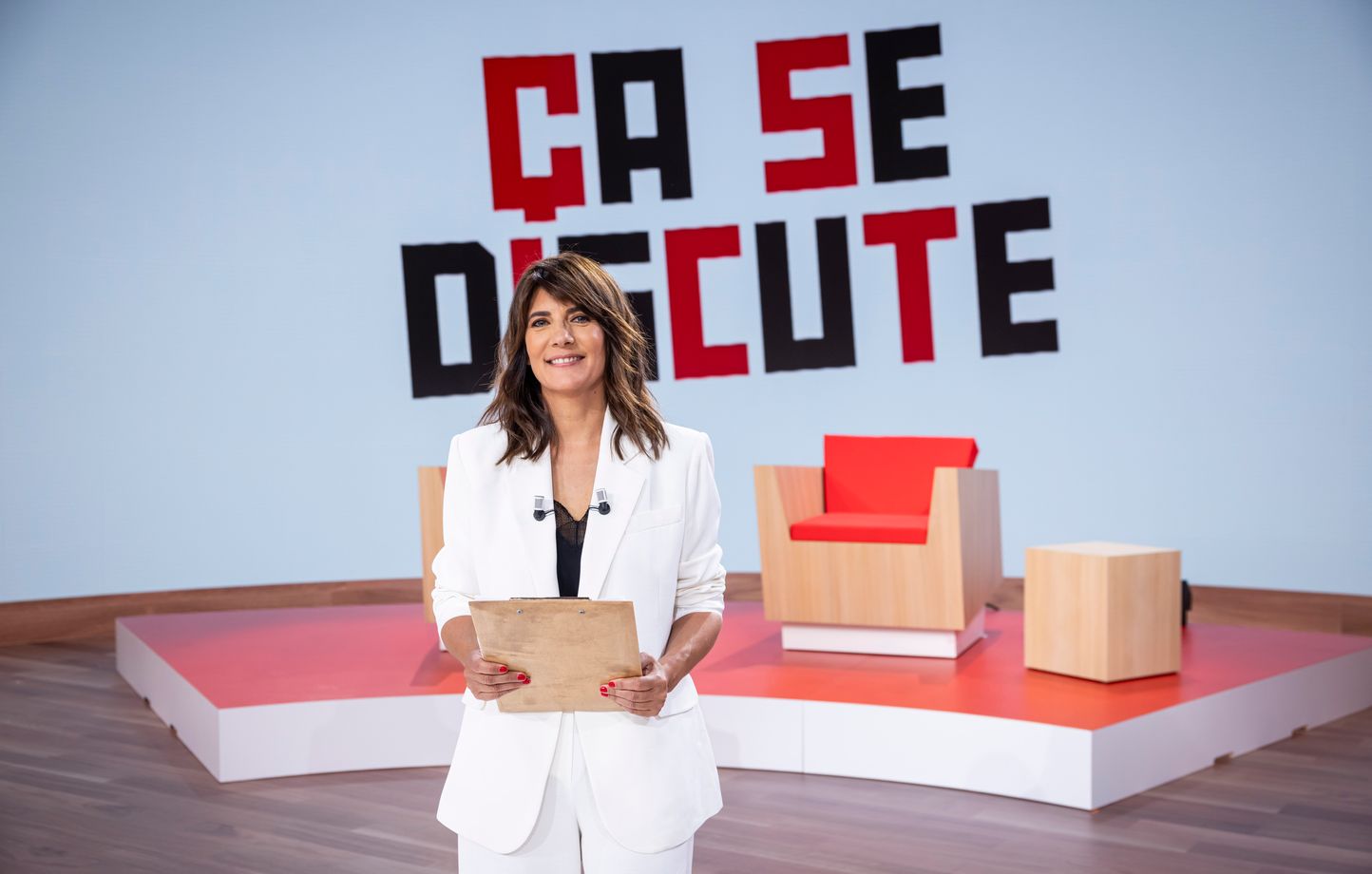 RMC Life coupe le micro : le crash brutal de “Ça se discute” avec Estelle Denis