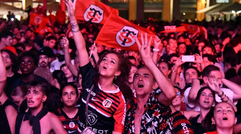 France 2 terrasse « Mask Singer » avec le rugby et plaque M6 dans une soirée sous haute tension