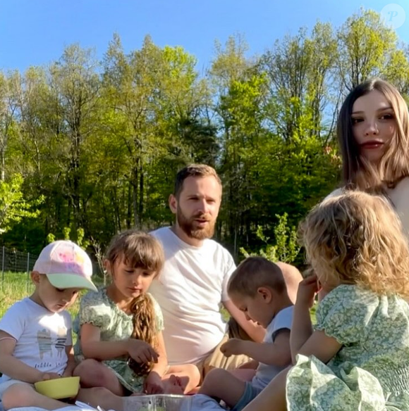 Axelle Perronnet ("Familles nombreuses") apprend quatre langues à ses cinq enfants