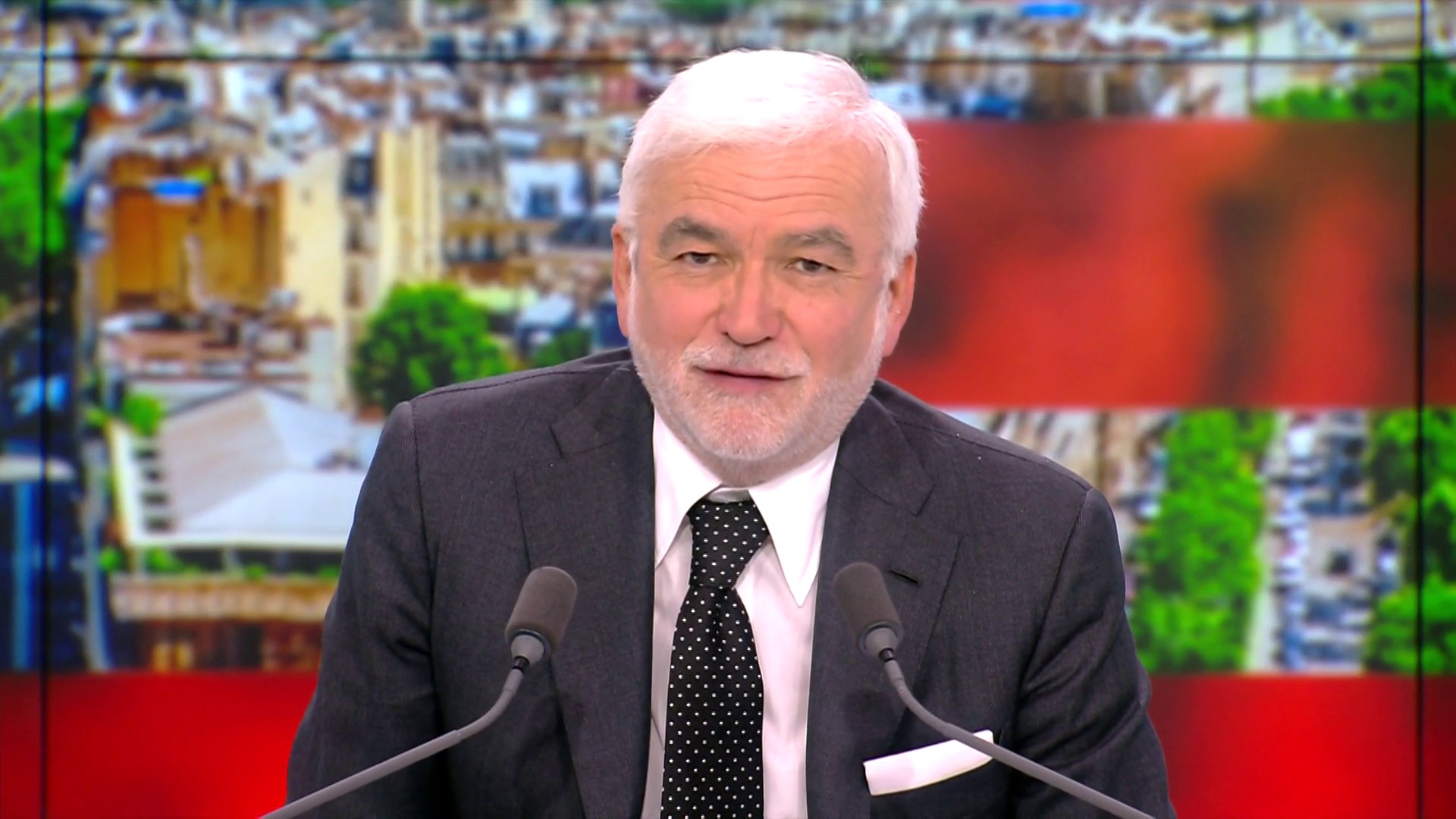 Pascal Praud vole au secours des Bleus... et déclenche une nouvelle tempête sur les réseaux sociaux