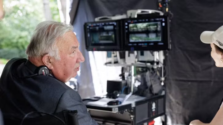 Gérard Larcher bientôt dans « Emily in Paris » ? Son mystérieux message affole les fans