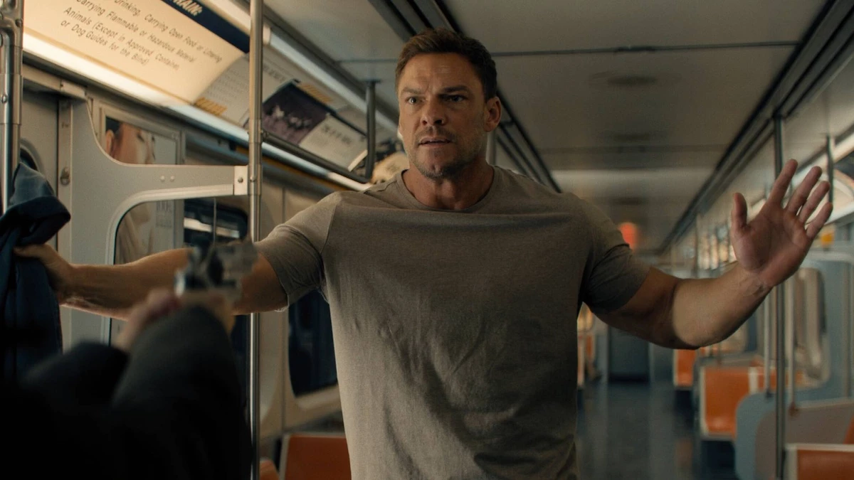 On a vu « Reacher » saison 4 : Alan Ritchson cogne toujours aussi fort, mais la série a changé de calibre