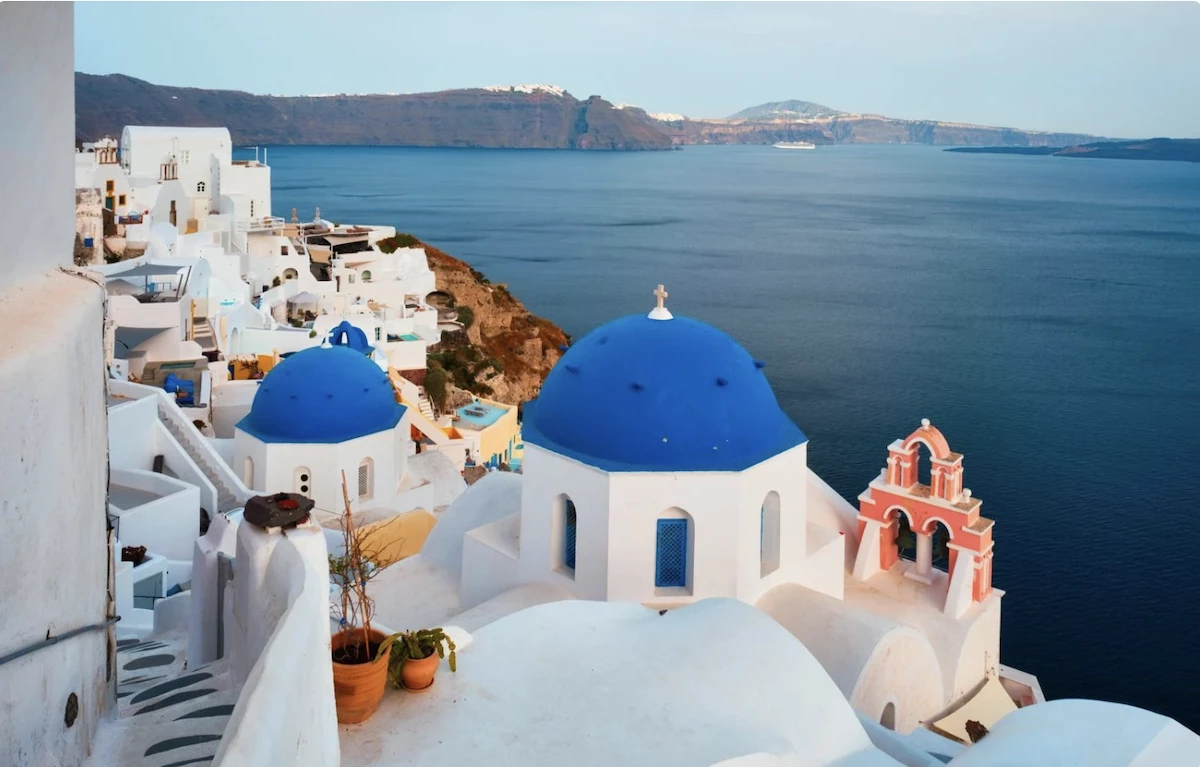 On a vu « Les Mystères de Santorin » : sous la carte postale, le volcan n’est jamais loin