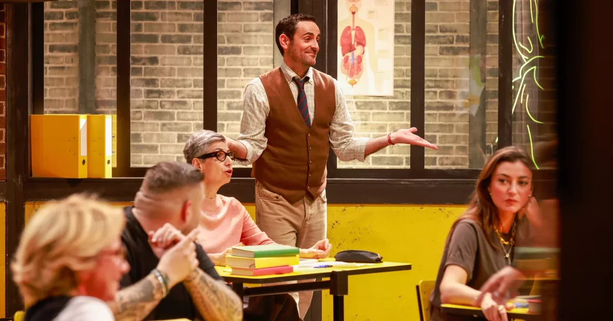 « Qui sera le plus nul ? » : Camille Combal remet Philippe Katerine, Christine Bravo et Samuel Étienne au tableau noir
